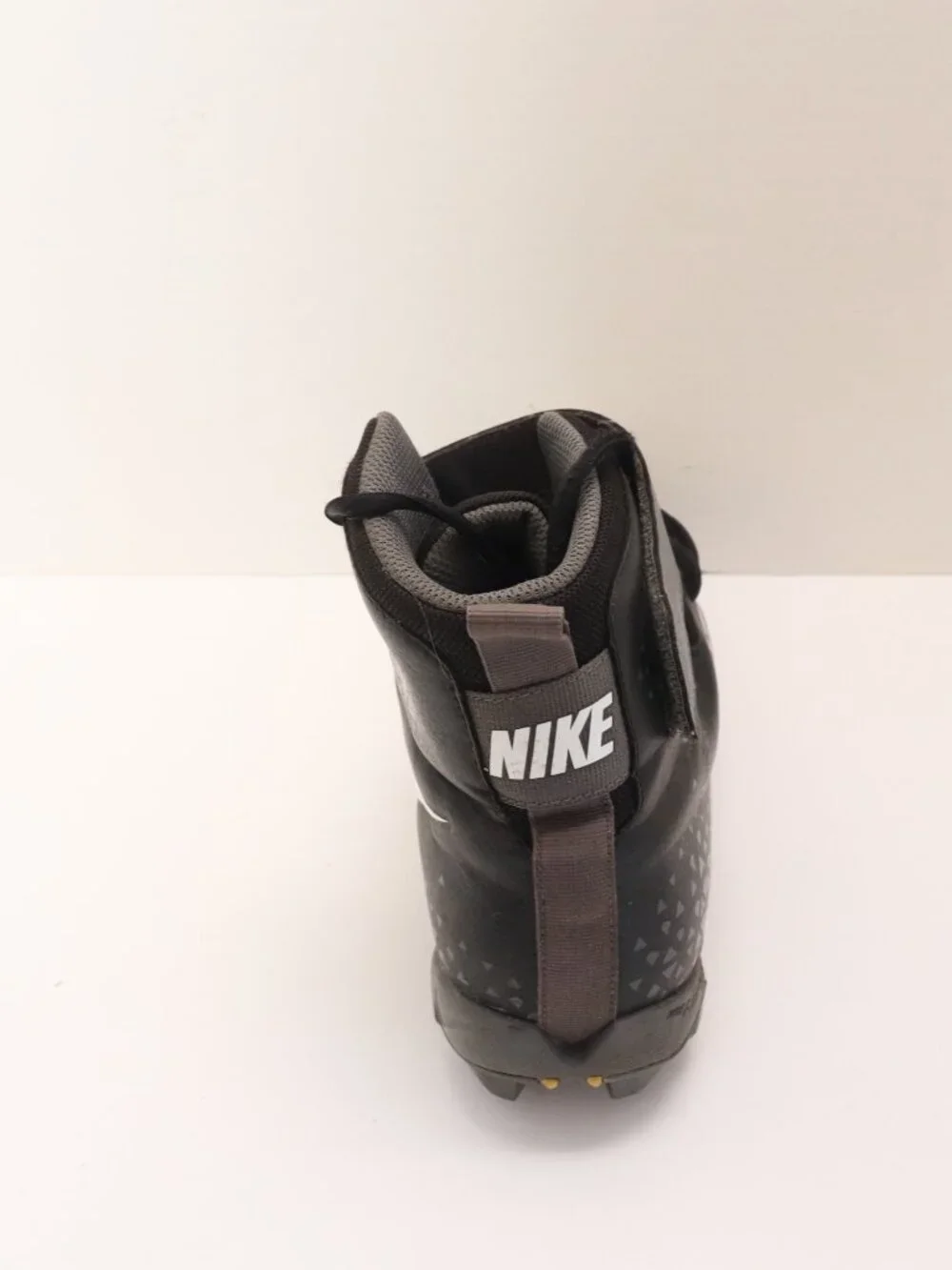 Nike Men's Football Boots Black and White Size 8 S/N 880 109 002